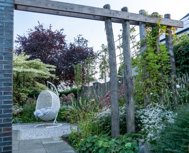Natuurlijke pergola robina palen met klimplant