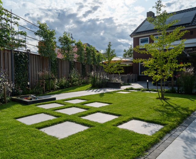 staptegels in gazon