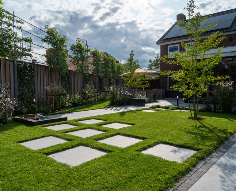 staptegels in gazon