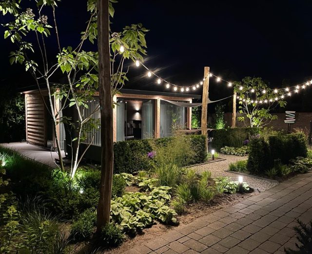 Moderne stadstuin tuinverlichting inlite en prikkabel