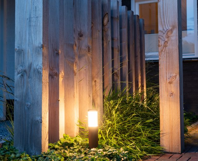 houten palen voortuin