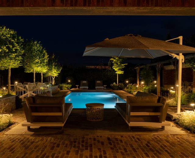 moderne wellnesstuin met verlichting