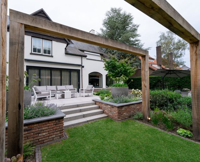 Eiken pergola met schellevis traptredens